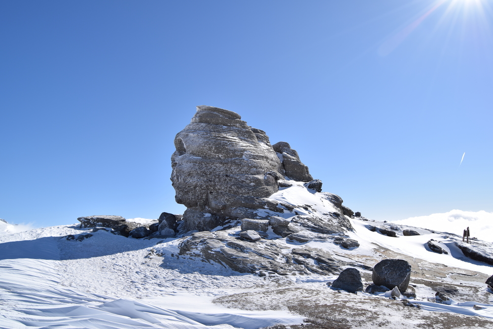 Românii, încărcați energetic de Bucegi: „Sub Sfinx e un buncăr cu Wi-Fi cosmic și Georgescu în hologramă”